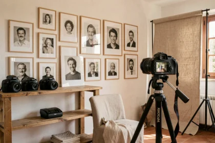 Studio de photographie portrait dans l'Hérault avec portraits encadrés et équipement photo professionnel